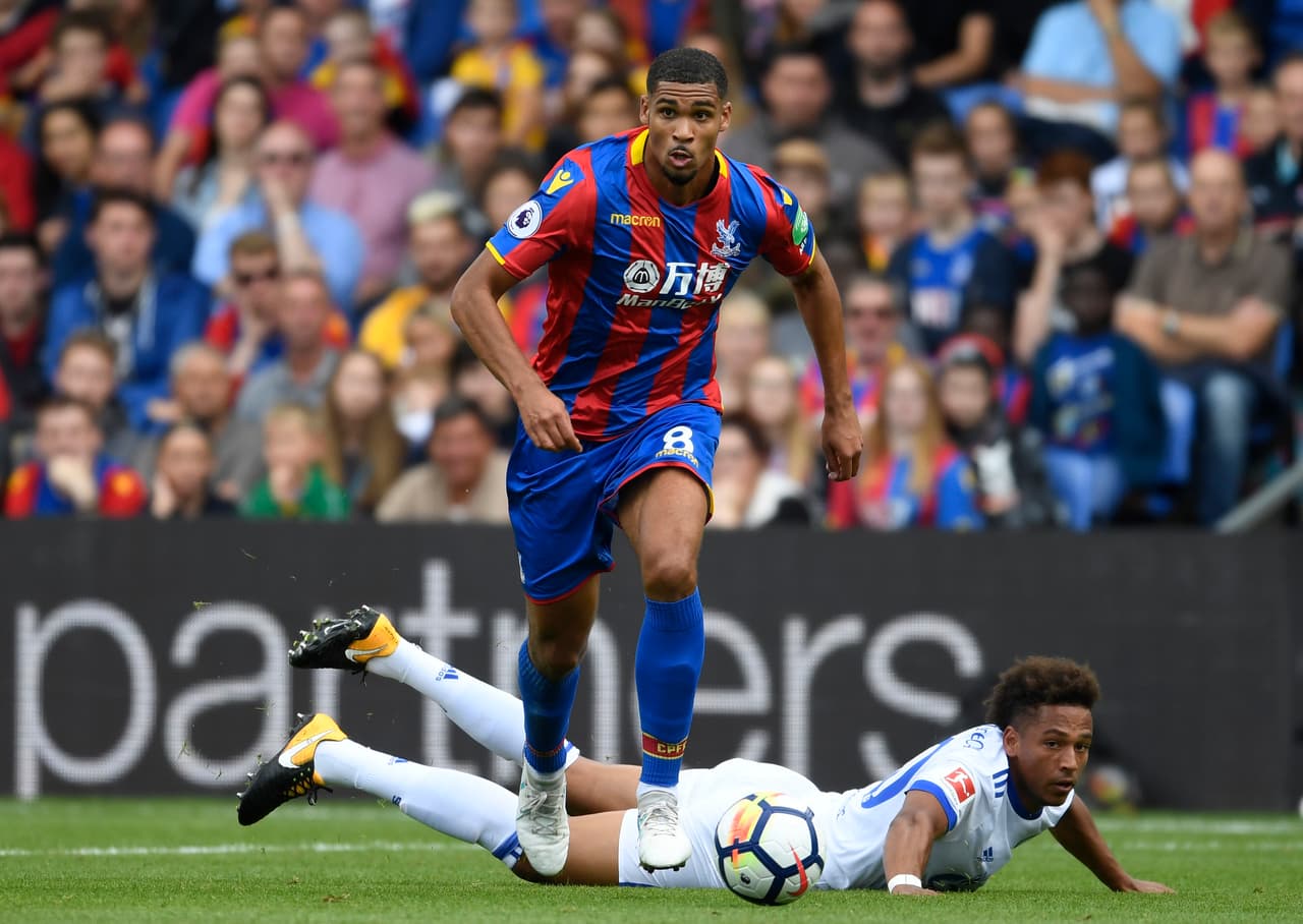 En 2017 fue cedido al Crystal Palace donde tuvo un gran rendimiento demostrando potencia y calidad.