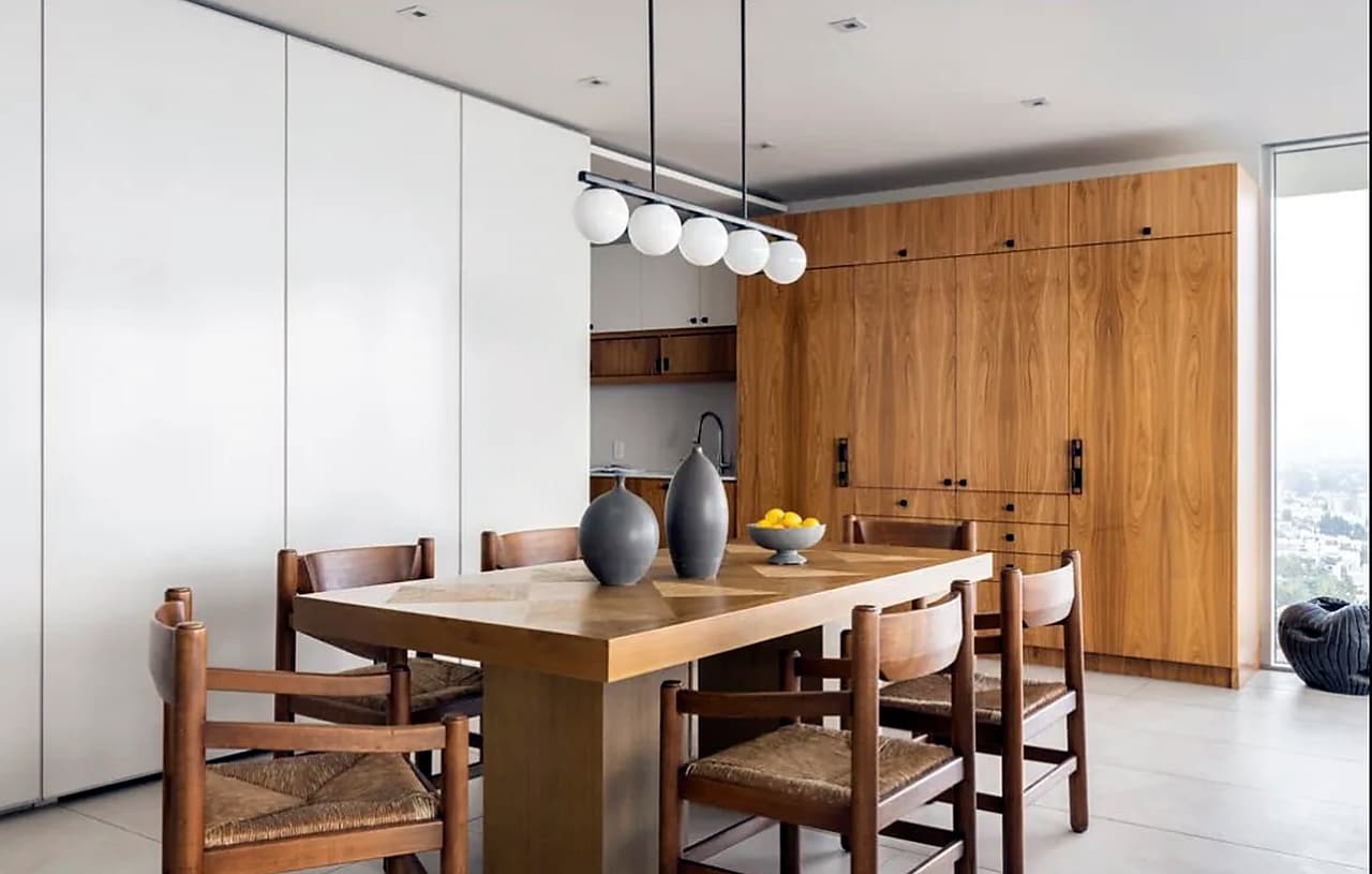 The Hollywood Reporter, revista especializada en la meca del cine, ha calificado al edificio Sierra Towers como un hogar “raro”, pero “sexy” para celebridades.