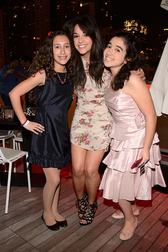 Los Estefan serán intepretados por Ana Villafañe (Gloria adulta, centro), Alexandria Suarez (Gloria niña, derecha), jóvenes talentos de Miami que representan muy bien a la pareja en el escenario.