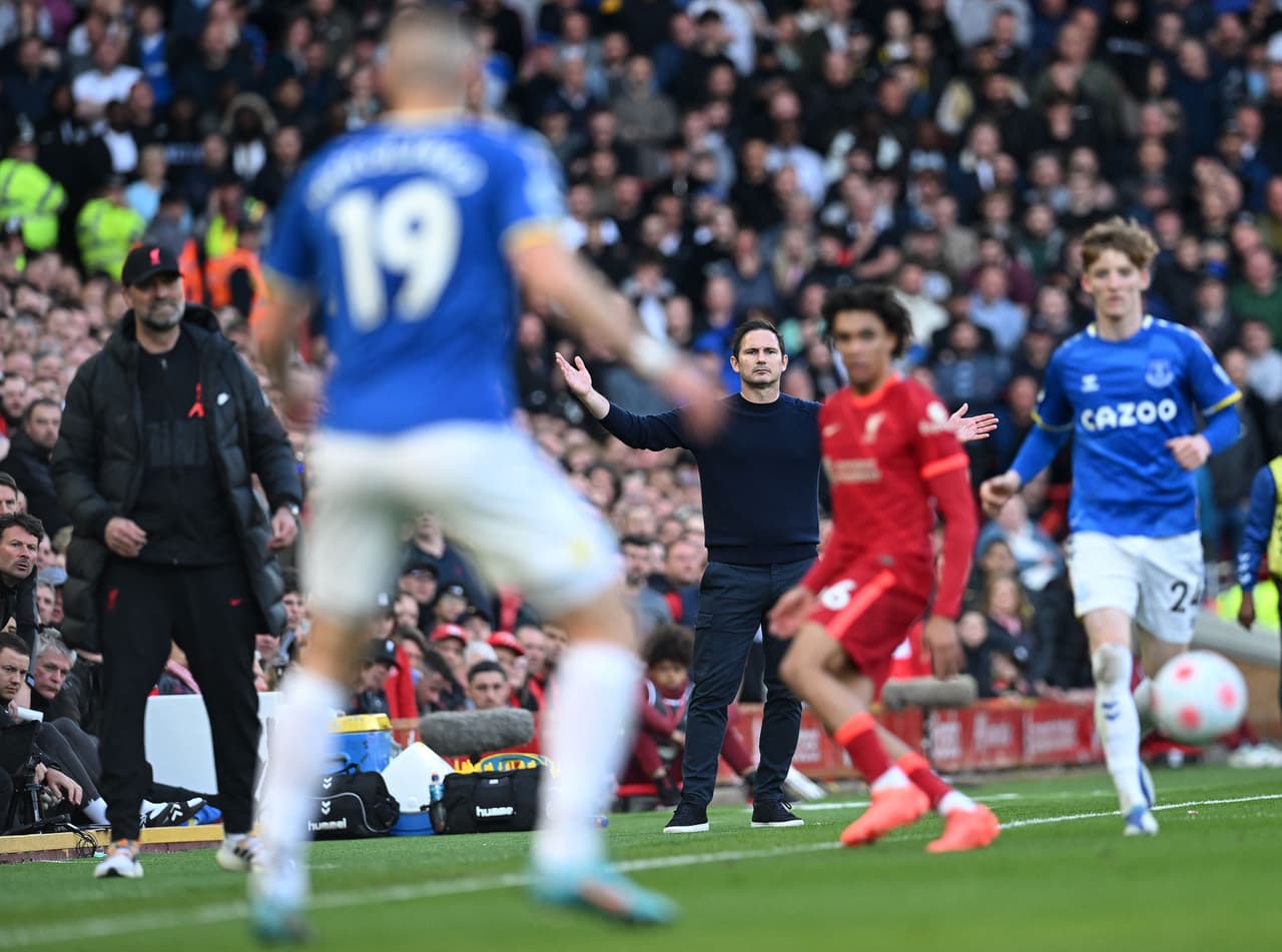 Liverpool derrotó al Everton gracias a los goles de Andrew Robertson y Divock Origi.