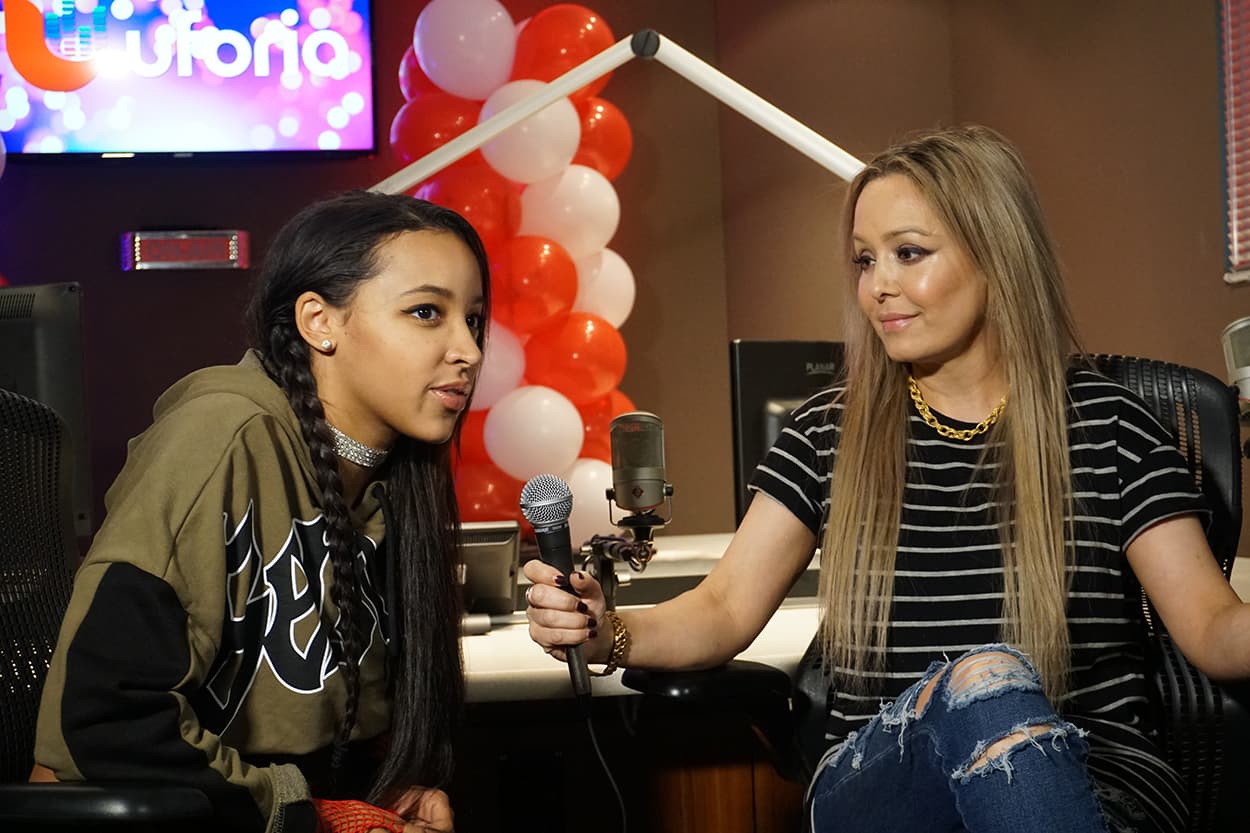 Tinashe stops by the Uforia Lounge for a quick acoustic session and a meet and greet.