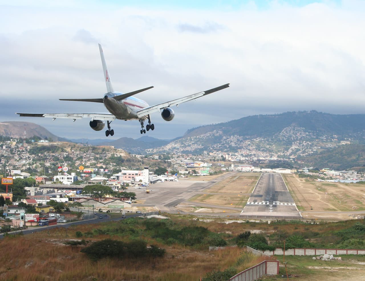 <b>Tocontin, Honduras</b>
<br>
<br>Es considerado uno de los aeropuertos más peligrosos del mundo por lo corto de su pista y lo cerca que están las montañas. Según The Travel.com, este aeródromo fue construido en la década de 1920 y desde entonces 
<a href="https://www.thetravel.com/airports-pilots-are-afraid-to-land-at-places-they-fly-for-free/"><u>ha tenido más de 10 accidentes importantes</u></a>. 
<br>
<br>El más grave ocurrió en 2008 cuando en condiciones de lluvia, un avión que transportaba a 124 pasajeros no pudo detenerse a tiempo al final de la pista y varias personas perdieron la vida.
<br>