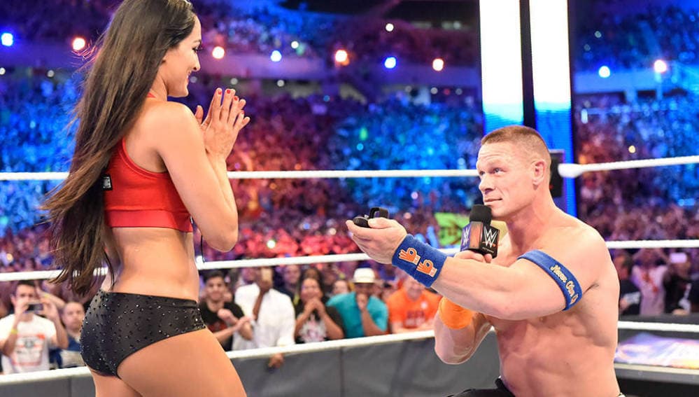 Aunque terminaron su relación y compromiso recientemente, 
<b>John Cena</b> también optó por hacer la tan esperada pregunta a su novia, 
<b>Nikki Bella</b>, frente a las cámaras y miles de espectadores.