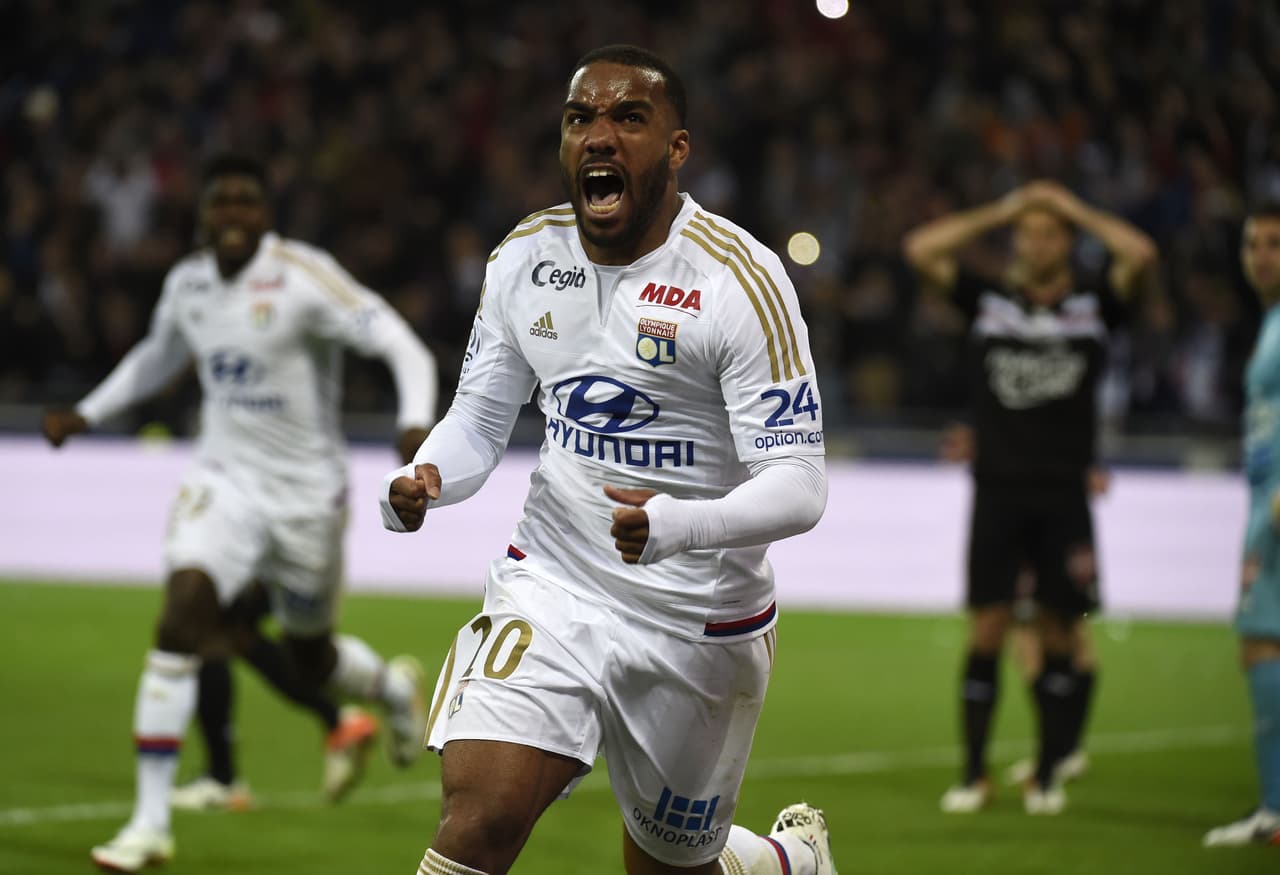 Lacazette rescata empate para el Lyon cerca del final