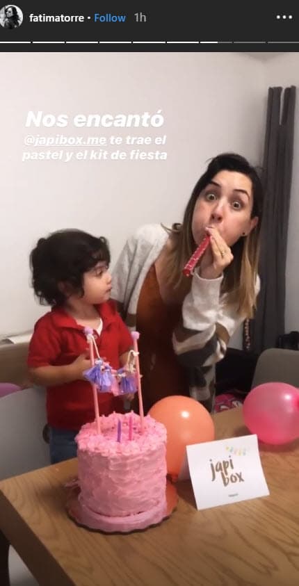 En sus historias de Instagram Torre compartió algunas imágenes del pastel rosa de su hija.