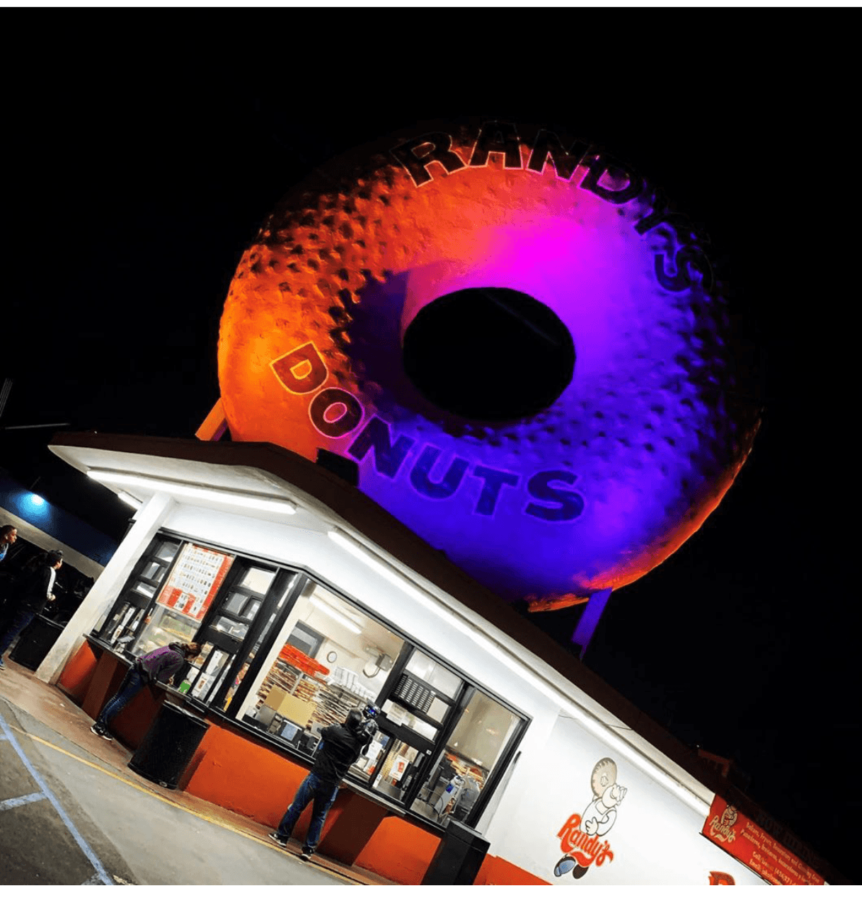 Randy's Donuts es otro ícono de Los Ángeles, famoso por ser escenario de taquilleras películas de Hollywood, también iluminó su popular símbolo.