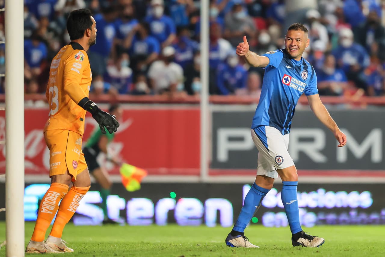 La atajada increíble dejó incrédulo a Aguilar quien ya se veía festejando y no tuvo opción más que felicitar al rival con una pícara sonrisa.