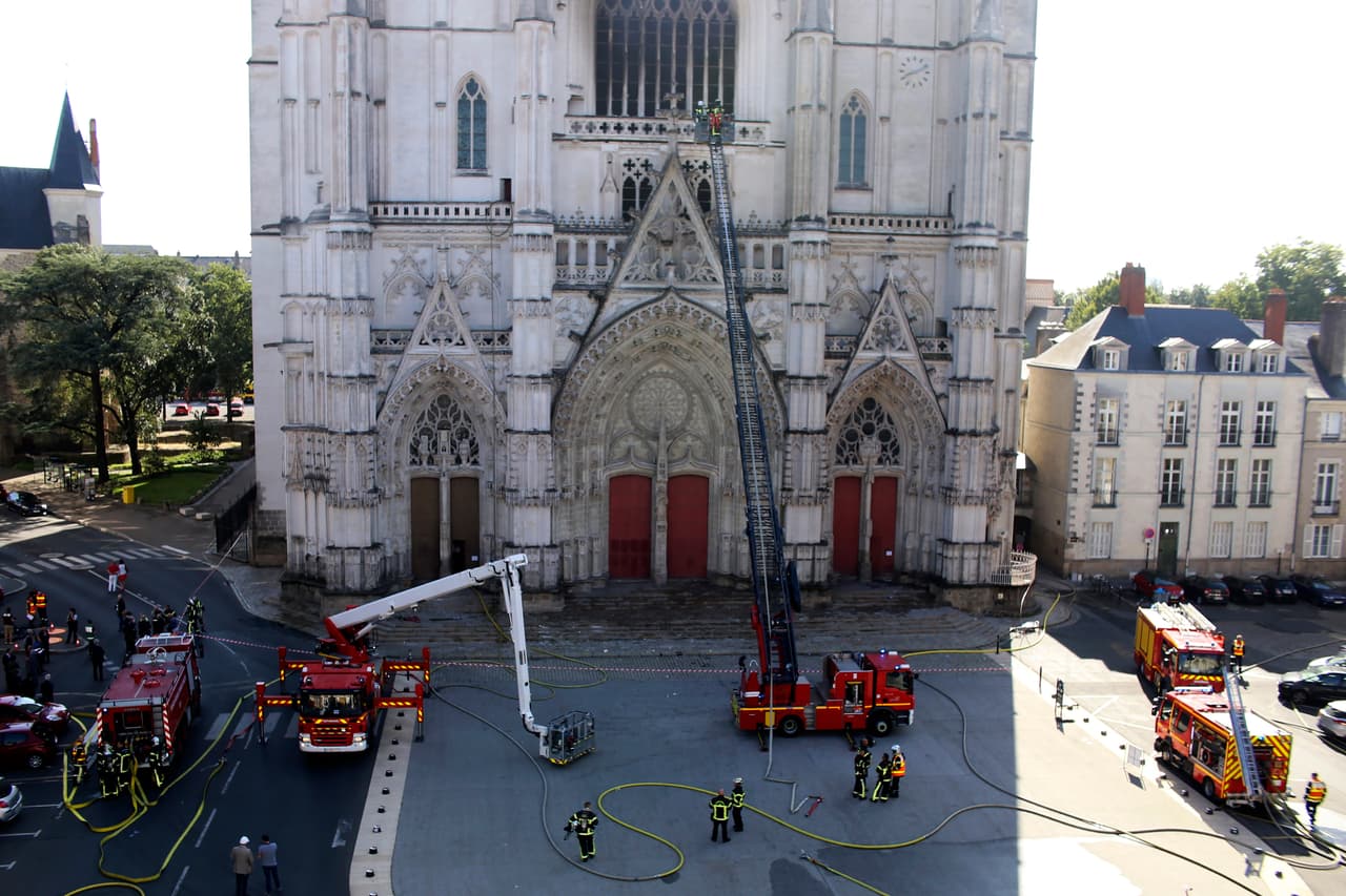 Según el jefe de bomberos de la ciudad, los socorristas también "hicieron reconocimientos del edificio y se ocuparon de la protección de las obras de arte, en conexión con las autoridades de la catedral".