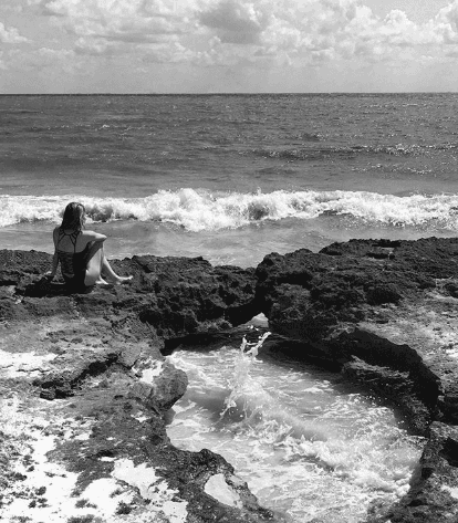 Karla Martínez también se dio tiempo para hacer una pausa para agradecer y disfrutar de la belleza del mar.