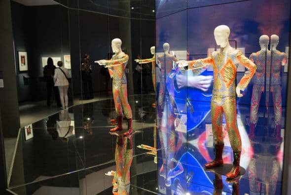 La exhibición se presenta en el Museo de Arte Contemporáneo de Chicago desde el 23 de septiembre y documenta la extensa carrera musical de uno de los iconos del glam rock británico.