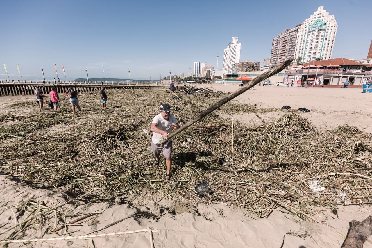 Las operaciones de rescate siguen activas. "Vamos a concentrarnos en las urgencias médicas", explicó Garrith Jamieson, director de los equipos.
<br>
<br>
