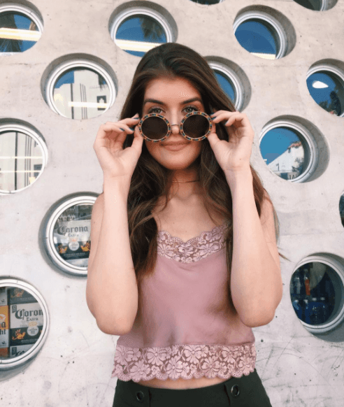 Con el afán de mejorar su educación, ella está estudiando una vez a la semada durante dos horas para perfeccionar su español.