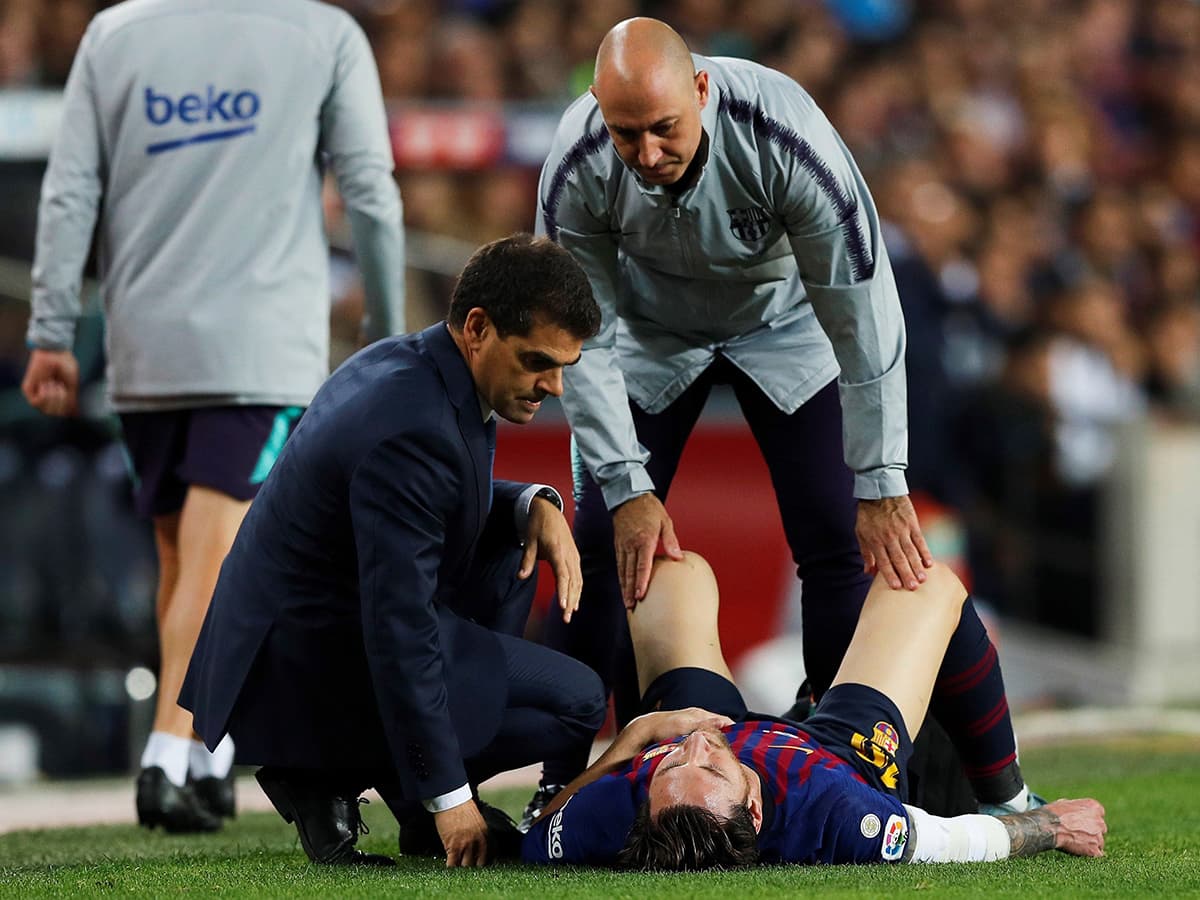 El dolor seguía siendo intenso y así se lo manifestó Messi al técnico del Barccelona, Ernesto Valverde (izquierda).