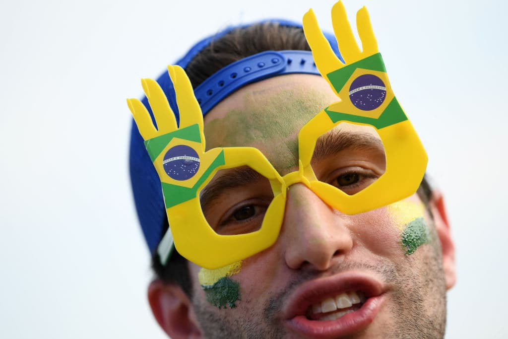 El colorido de los fanáticos de México y Brasil hace parte de una fiesta que se enciende en el Samara Arena en medio del partido de octavos de final entre ambos equipos en el Mundial Rusia 2018.