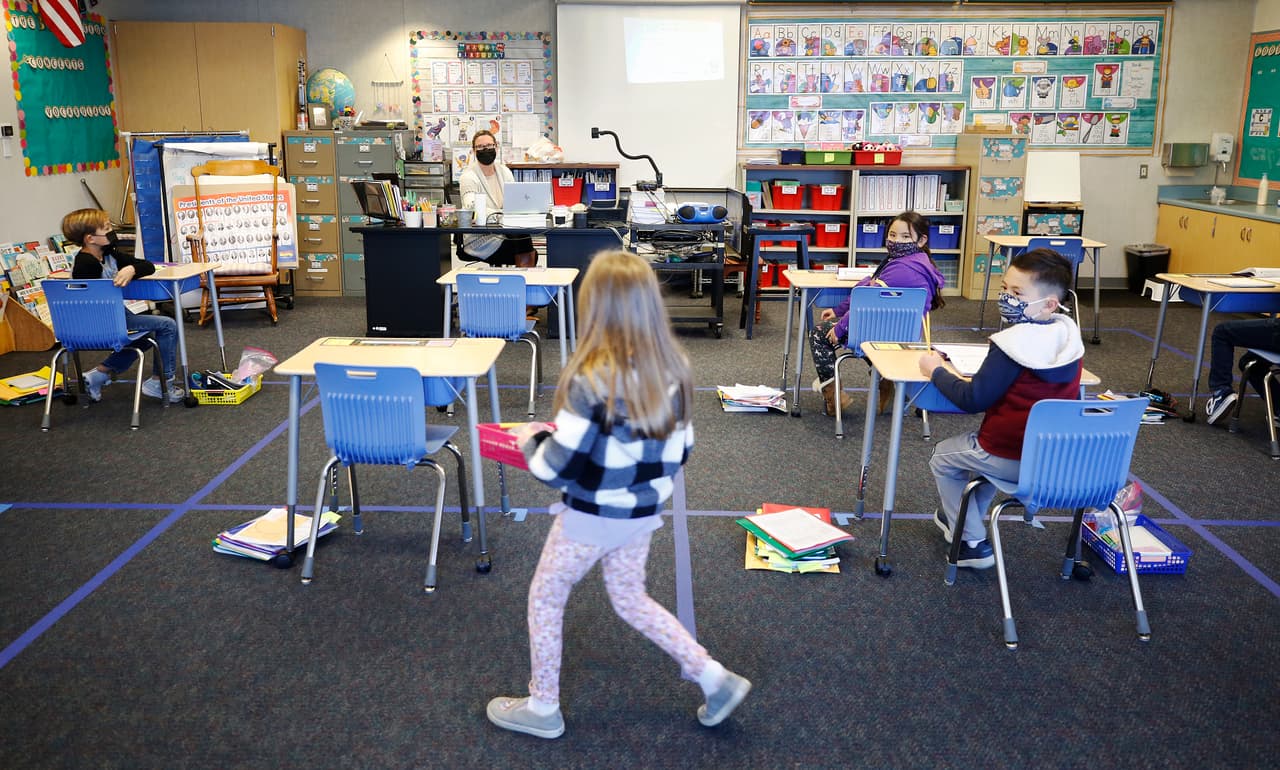 Escuelas de NYC reducirán a 3 pies la distancia entre estudiantes, siguiendo las nuevas directrices de los CDC
