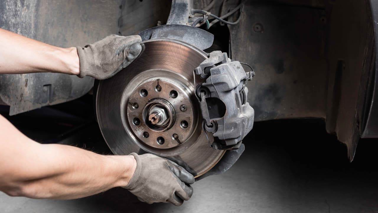 Los frenos son el único mecanismo que evita que tu carro choque con el objeto que tiene al frente. Después del motor constituyen el sistema de un vehículo que más trabaja. Al igual que el motor, las partes del sistema de freno se desgastan y requieren de un
<b> servicio regular.</b> Te explicamos cómo saber cuando los frenos de tu carro
<b>necesitan que los revisen</b>.