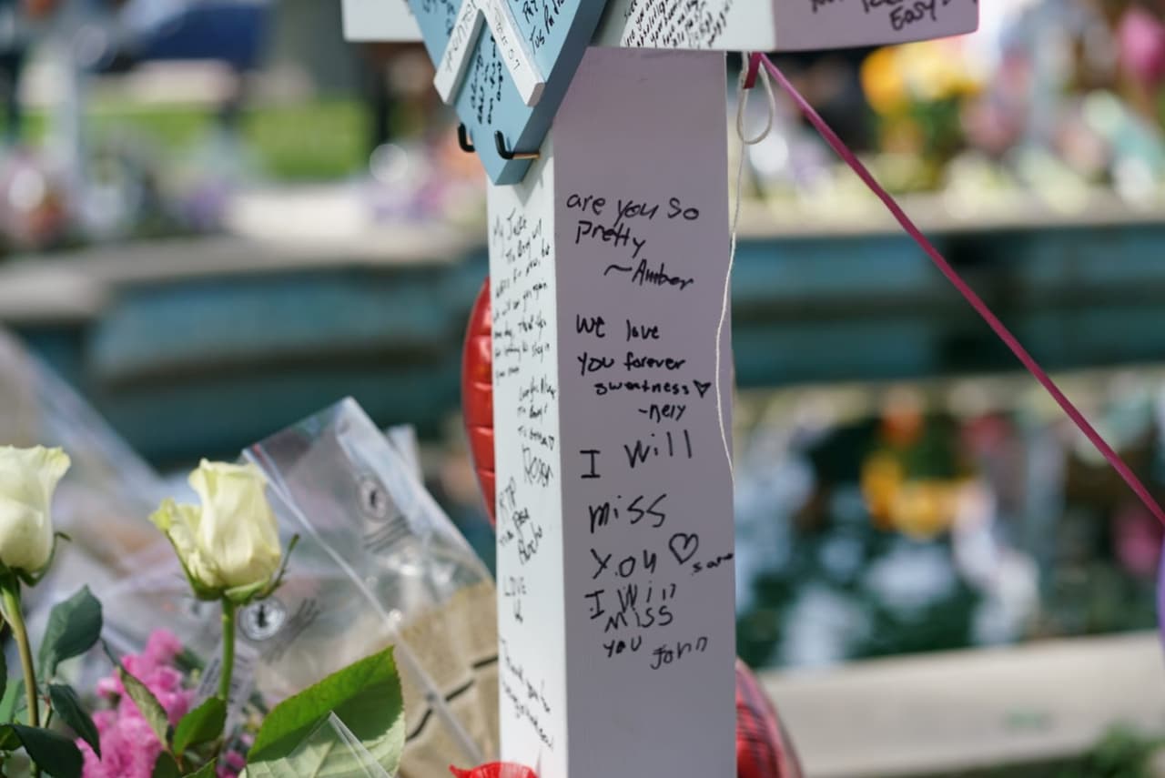<b>"Te amaremos por siempre, cariño",</b> es uno de los mensajes que han escrito. Junto a las cruces también han colocado flores y peluches para los 19 niños.