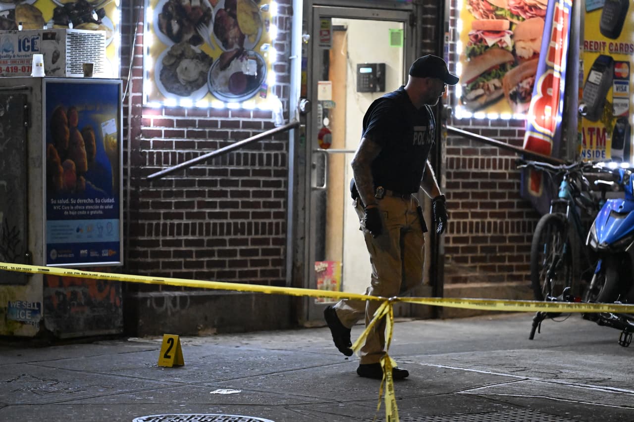 Este domingo, Tisch informó sobre la detención de un hombre de 45 años por el asesinato.
<br>
<br>"Detectives del NYPD arrestaron a
<b> William Ferrer por el asesinato de Jacob Freytes, de 12 años,</b> y el tiroteo en el que resultaron heridas otras dos personas", explicó en una publicación de X.