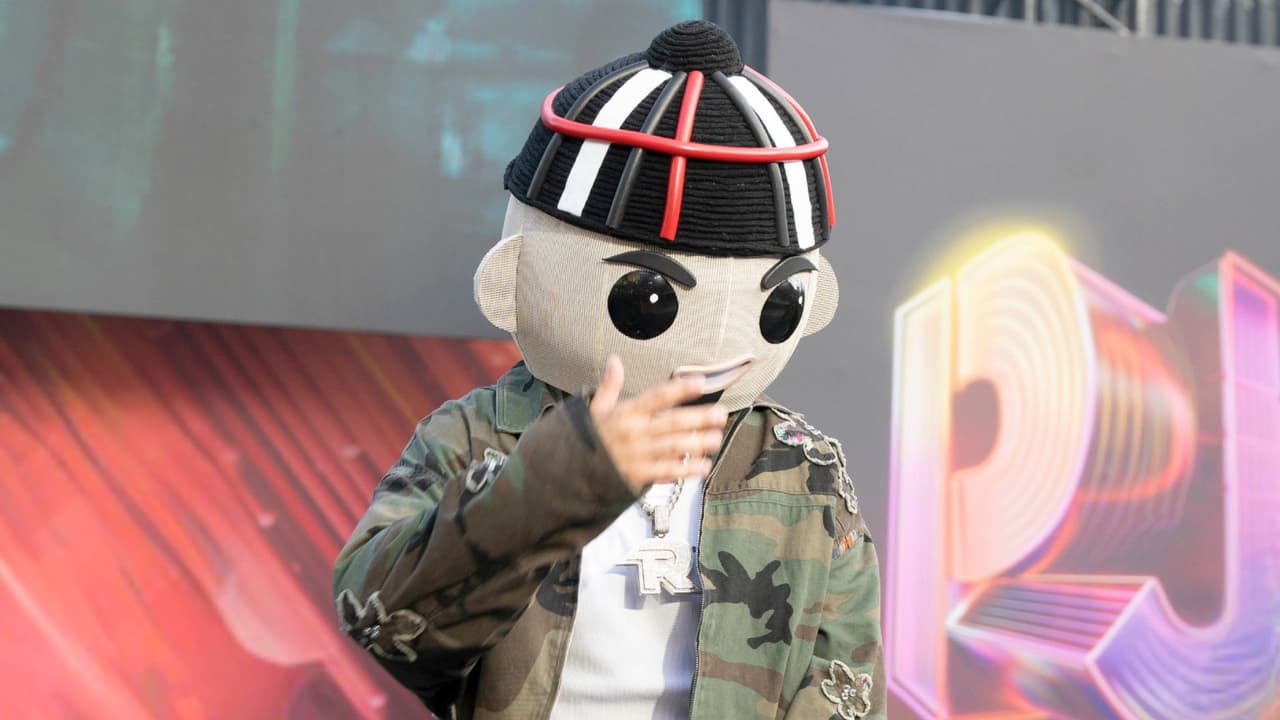 Chuyin le pone energía a la antesala de Premios Juventud con 'Pues Qué Le Hago'