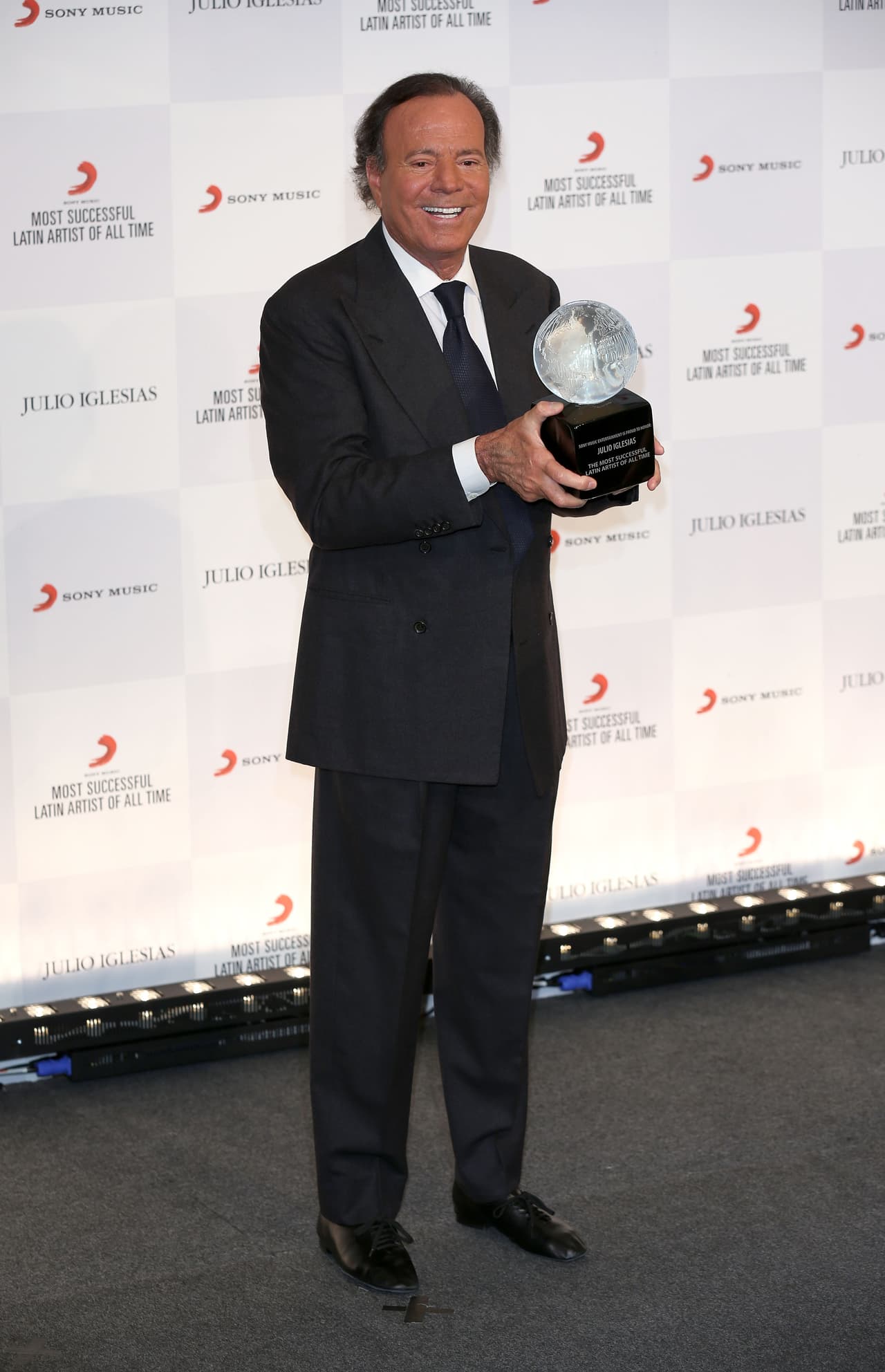 Julio Iglesias ha sido galardonado con dos Record Guiness por las ventas de su música.