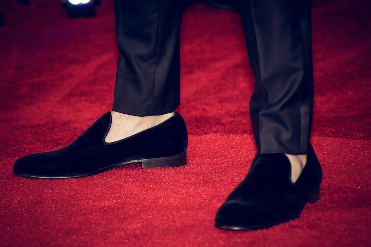 El intérprete de 'Felices los 4' usó mocacines negros de terciopelo sin calcetines. Un estilo que se repitió en varios de los asistentes.