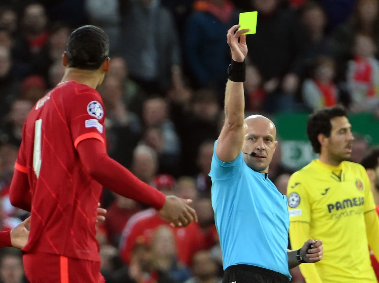 El partido fue ríspido y Virgil van Dyke logró salvarse de la cartulina amarilla.
<br>