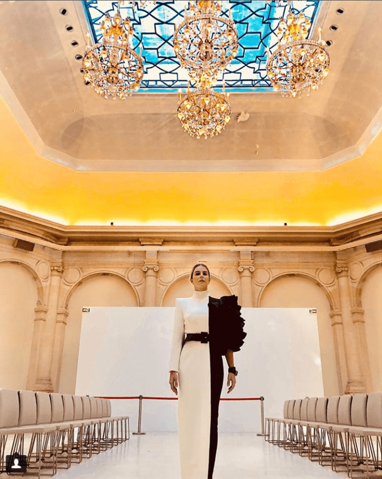 El cantante Luis Fonsi recorre el mundo durante un año, como parte de su gira 'Love + Dance', mientras que su esposa, la modelo Águeda López, ha salido a conquistar los lentes y las miradas en las pasarelas durante la Semana de la Moda en París.