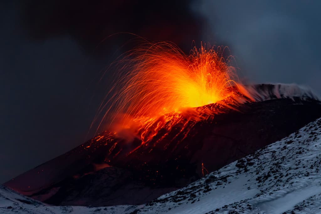 Un turista estadounidense muere tras ser alcanzado por un rayo mientras hacía senderismo en el monte Etna, en Sicilia