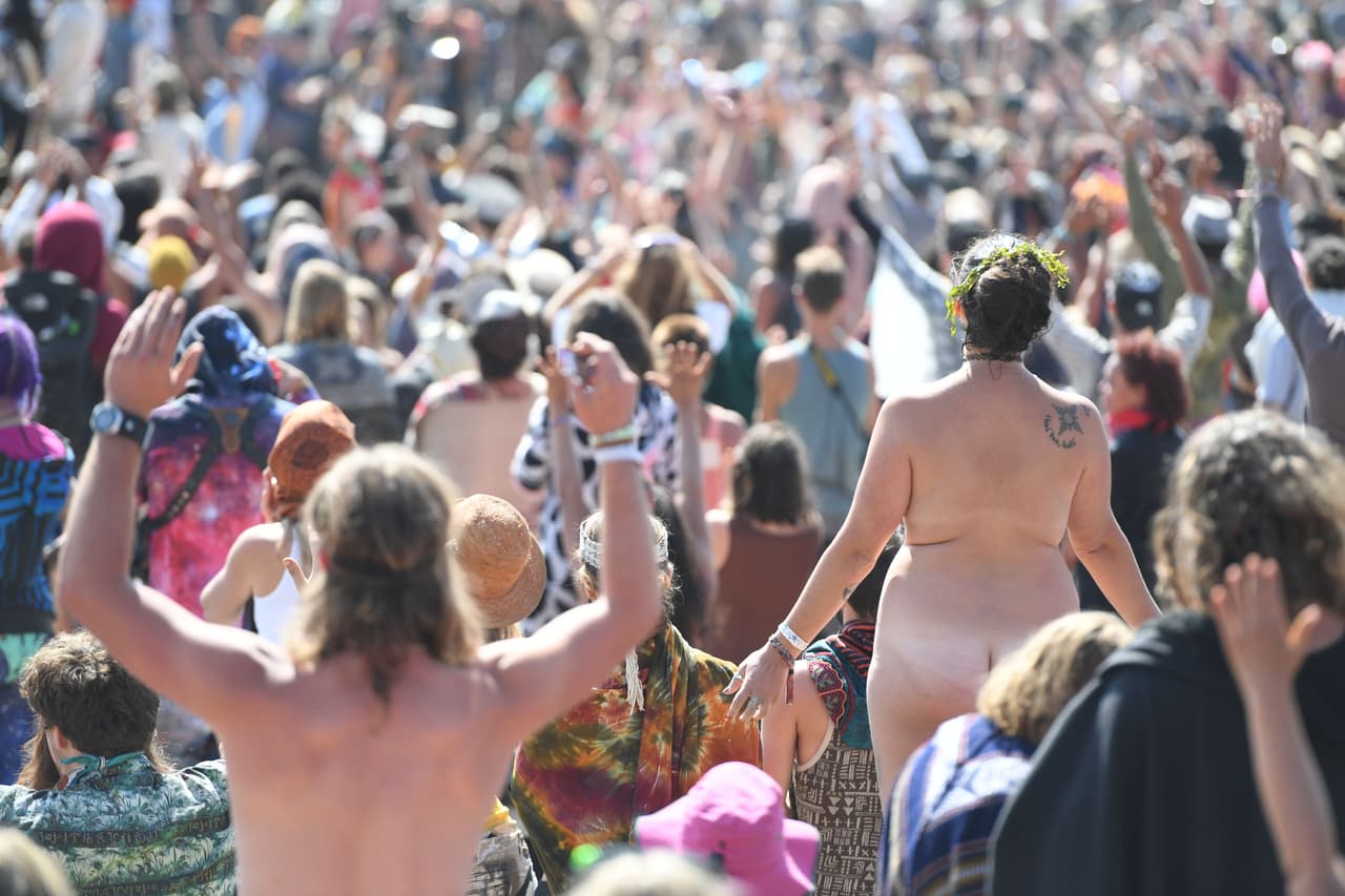 Algunos vieron el fenómeno sin ropa, en el Symbiosis Oregon Eclipse Festival, en Mitchell, Oregon.