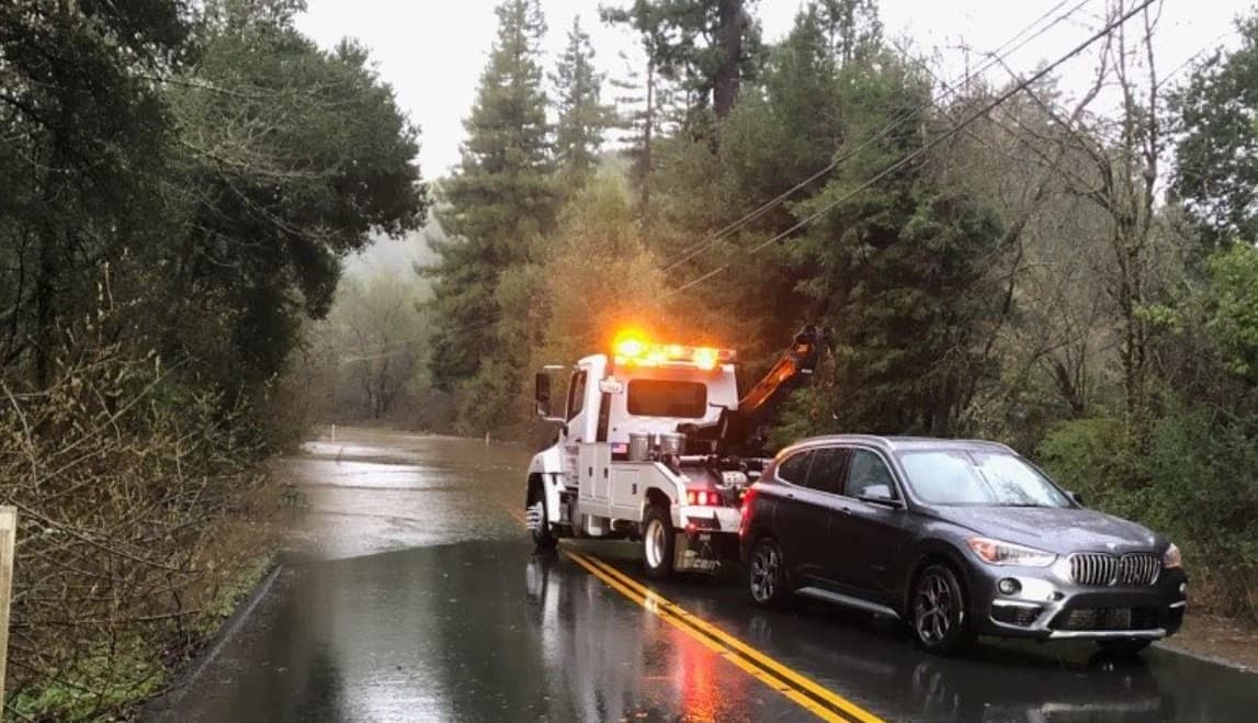 En el condado de Sonoma, la calle Eastside Road se convirtió en un callejó sin salida. La vía quedó inundada a la altura de Trenton Healsdburg Road.