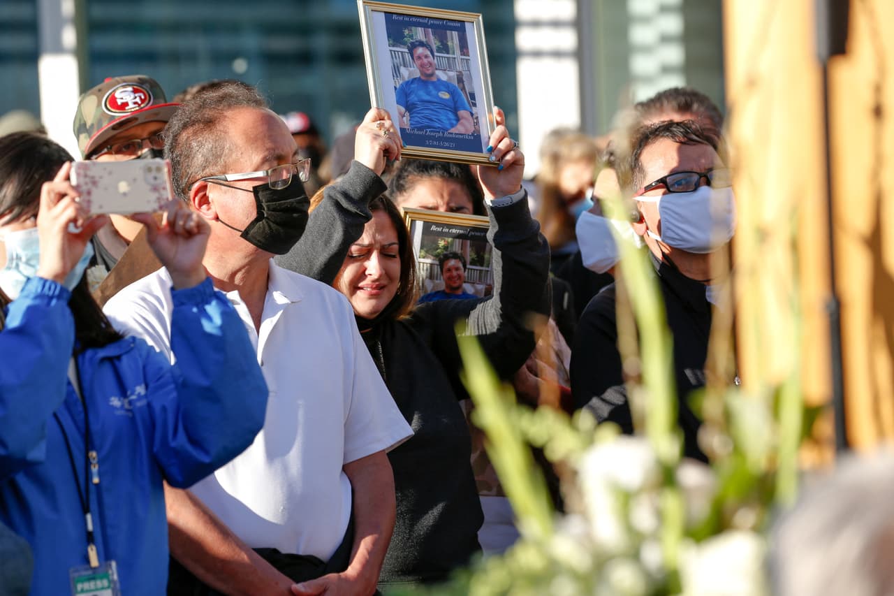 Por el momento, las autoridades encargadas del caso desconocen el motivo del ataque, catalogado como el peor tiroteo masivo en la historia del Área de la Bahía desde julio de 1993, cuando un cliente molesto entró a una firma de abogados en San Francisco y mató a ocho personas antes de suicidarse.