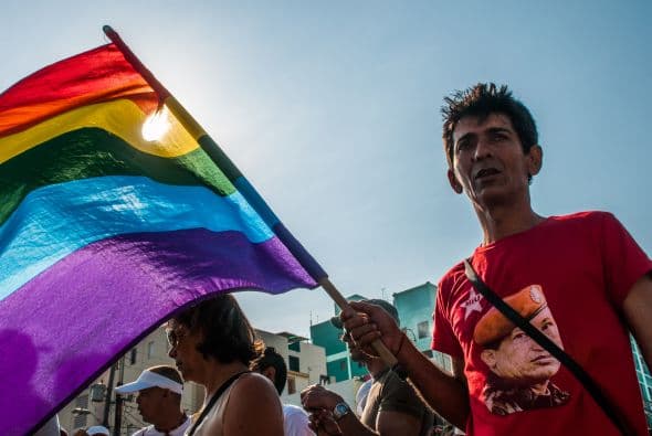 Unos 500 hombres, mujeres, homosexuales y transgénero con coloridas ropas y exuberantes figuras marcharon a ritmo de conga en las calles céntricas de La Habana por el Día Contra la Homofobia. Ver toda la información