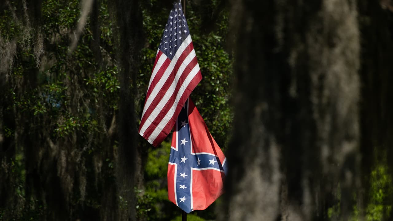 <b>En video. </b>¿Por qué los símbolos de la Confederación son motivo de polémica? La herida se volvió a abrir tras las protestas por la muerte de George Floyd, cuando aumentaron de nuevo las peticiones para retirar tanto la bandera como las estatuas de la Confederación, consideradas por muchos emblema de quienes lucharon por mantener la esclavitud de los negros.