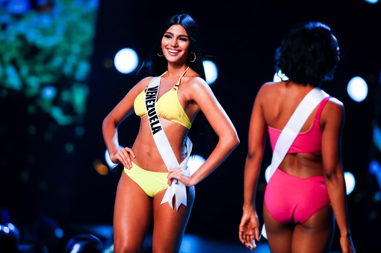 Antes de que el panel de juezas emitiera su decisión final, las 10 finalistas desfilaron en traje de baño y luego en vestido de gala.