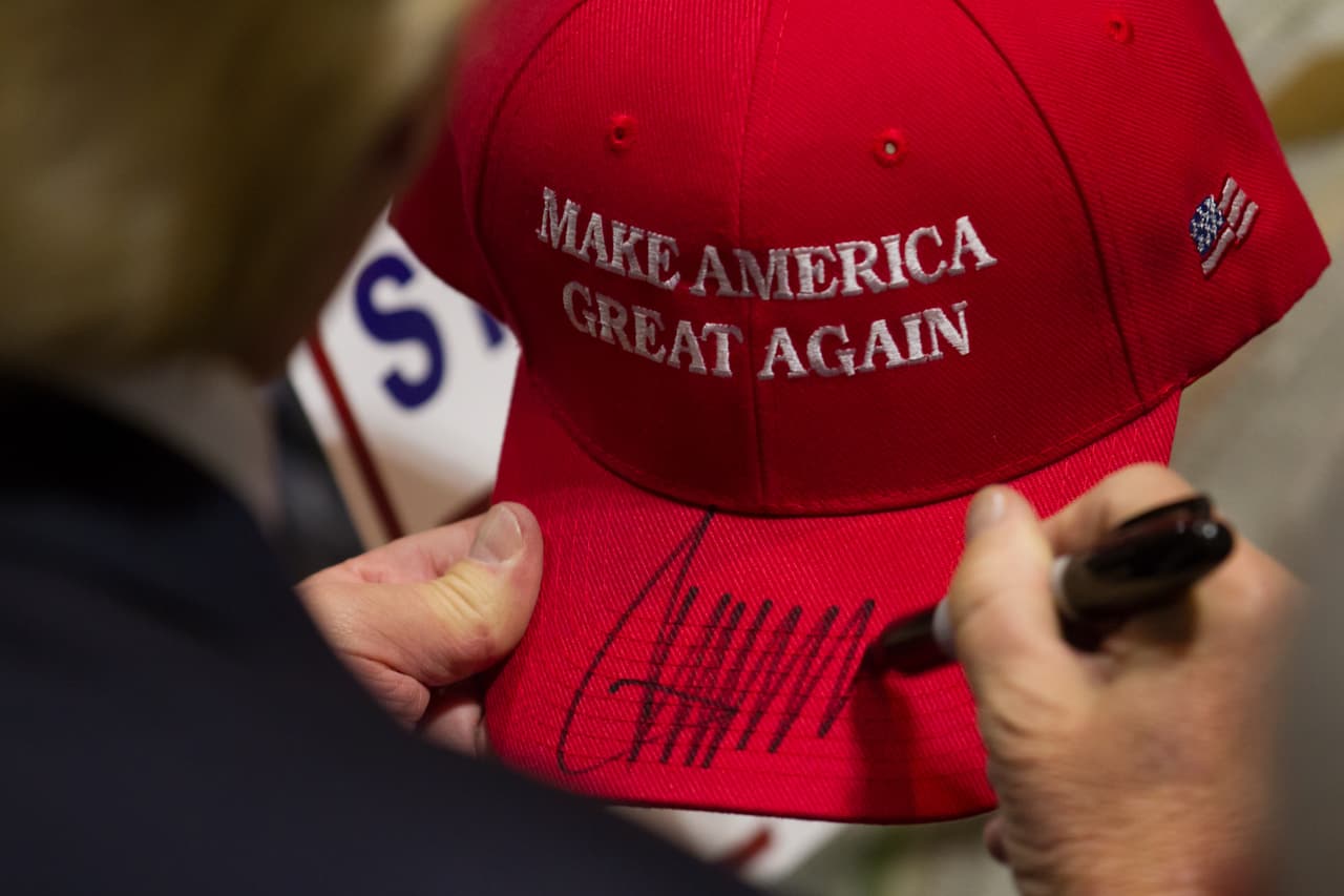 La gorra roja con el lema de la campaña de Trump bordado en hilo blanco se ha convertido en un verdadero ícono de moda que odiado, vilipendiado o amado va a trascender como uno de los artículos de campaña más populares.