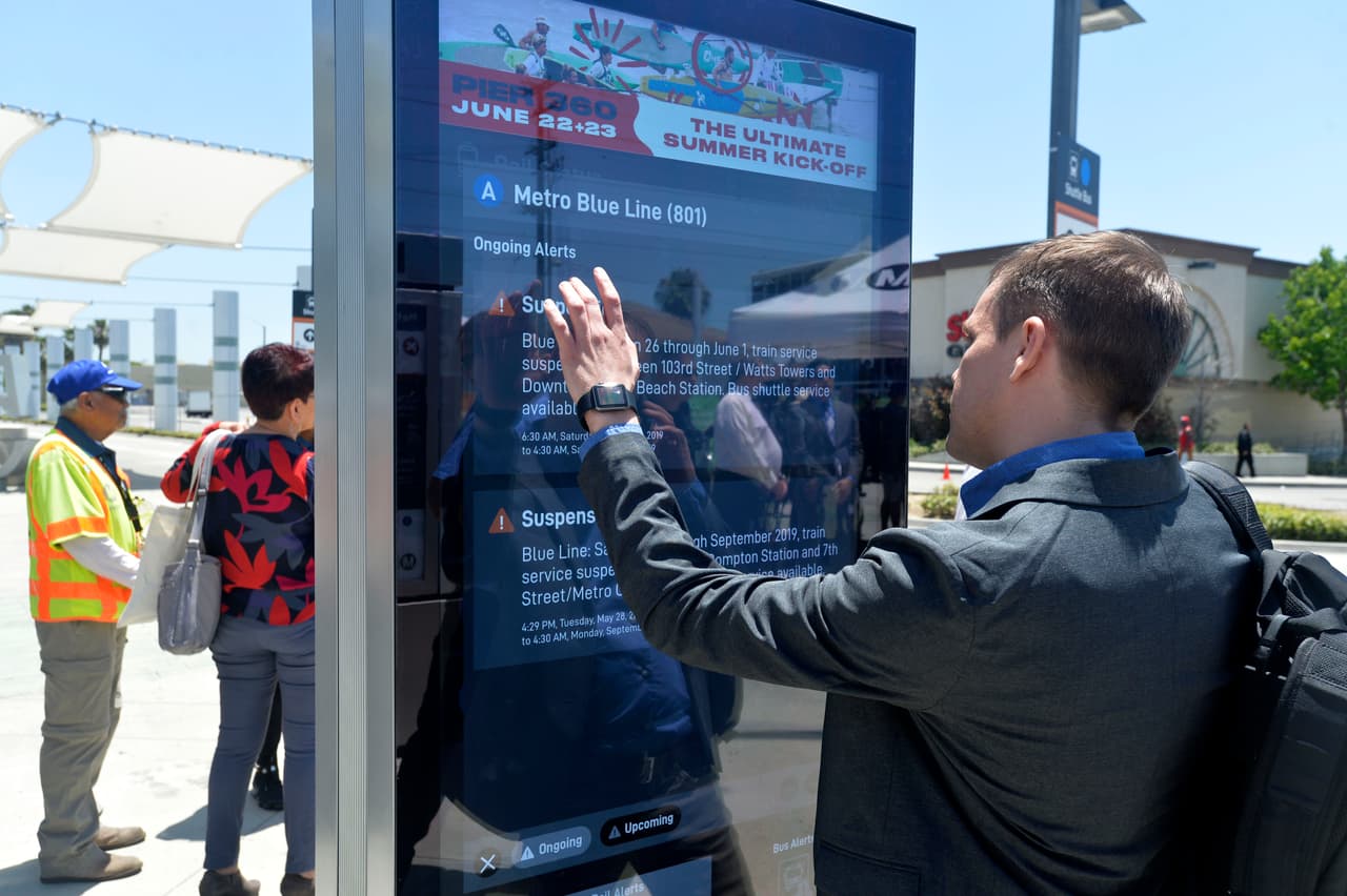 <b>Transporte.</b> Informarse sobre las opciones que hay para moverse en su área. Cómo es el sistema: buses, metro, otros servicios. Las formas de pago pueden haber cambiado mucho durante los años en prisión. Hay aplicaciones de teléfonos móviles y páginas web que envían códigos que sustituyen a los tickets tradicionales.
