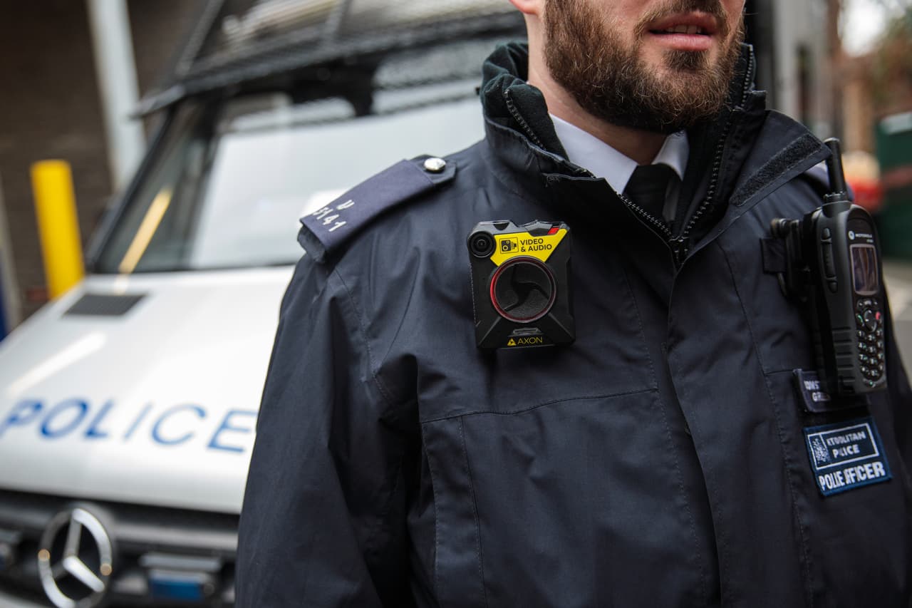 Lo buscan por violar a una mujer en las escaleras de un edificio en Manhattan