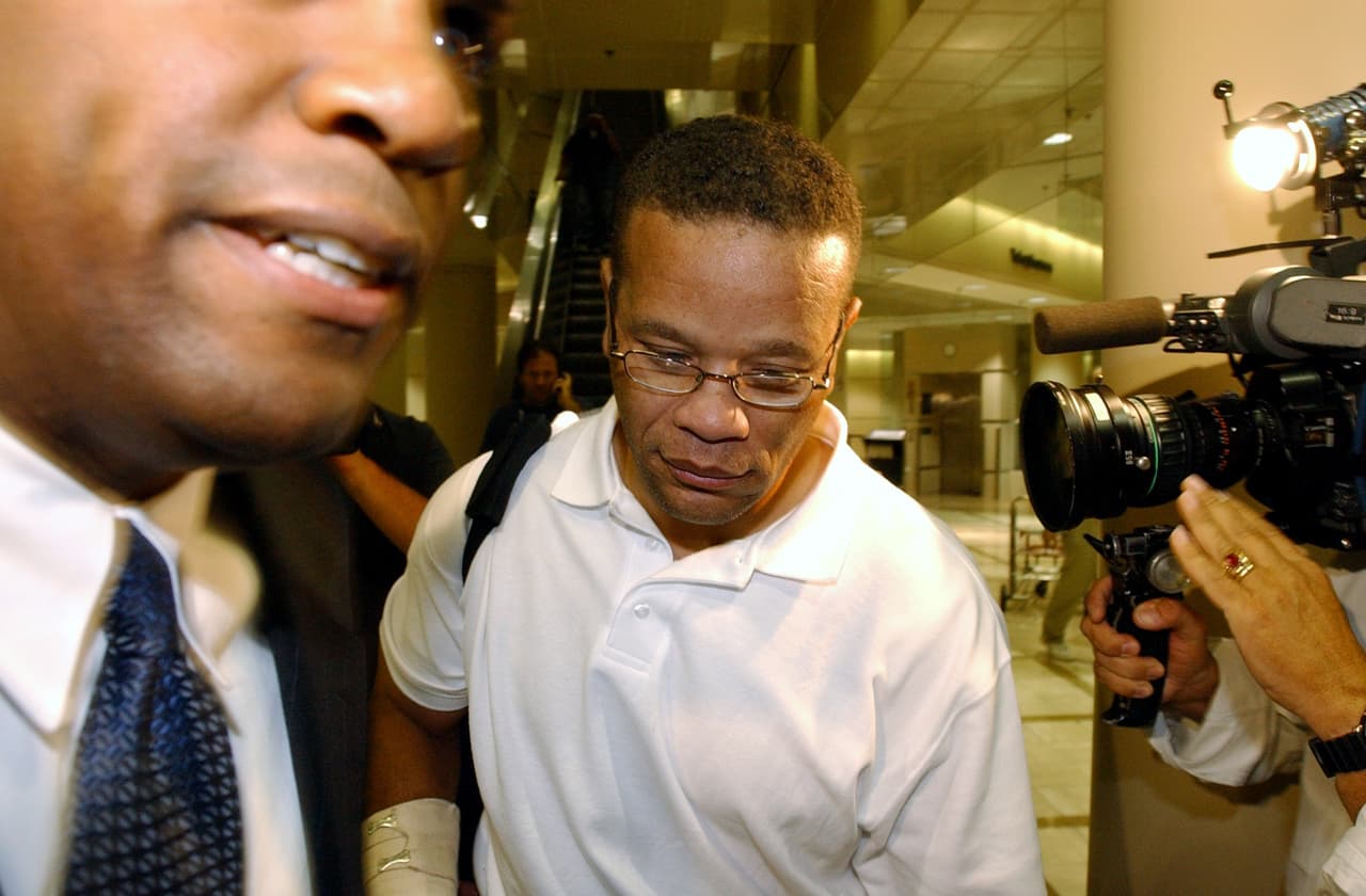 <b>Vincent Brothers.</b> Este exsubdirector de una preparatoria fue condenado por asesinar a toda su familia, que incluía su esposa, sus tres hijos menores de edad y su suegra. Los fiscales dijeron que tras el brutal crimen trató de crear una coartada volando a Columbus, Ohio, con el pretexto de visitar a su hermano. Luego condujo un automóvil rentado de vuelta a Bakersfield, California, para cometer el homicidio múltiple. Actualmente tiene 57 años y estuvo en el corredor de la muerte desde 2007.
<br>