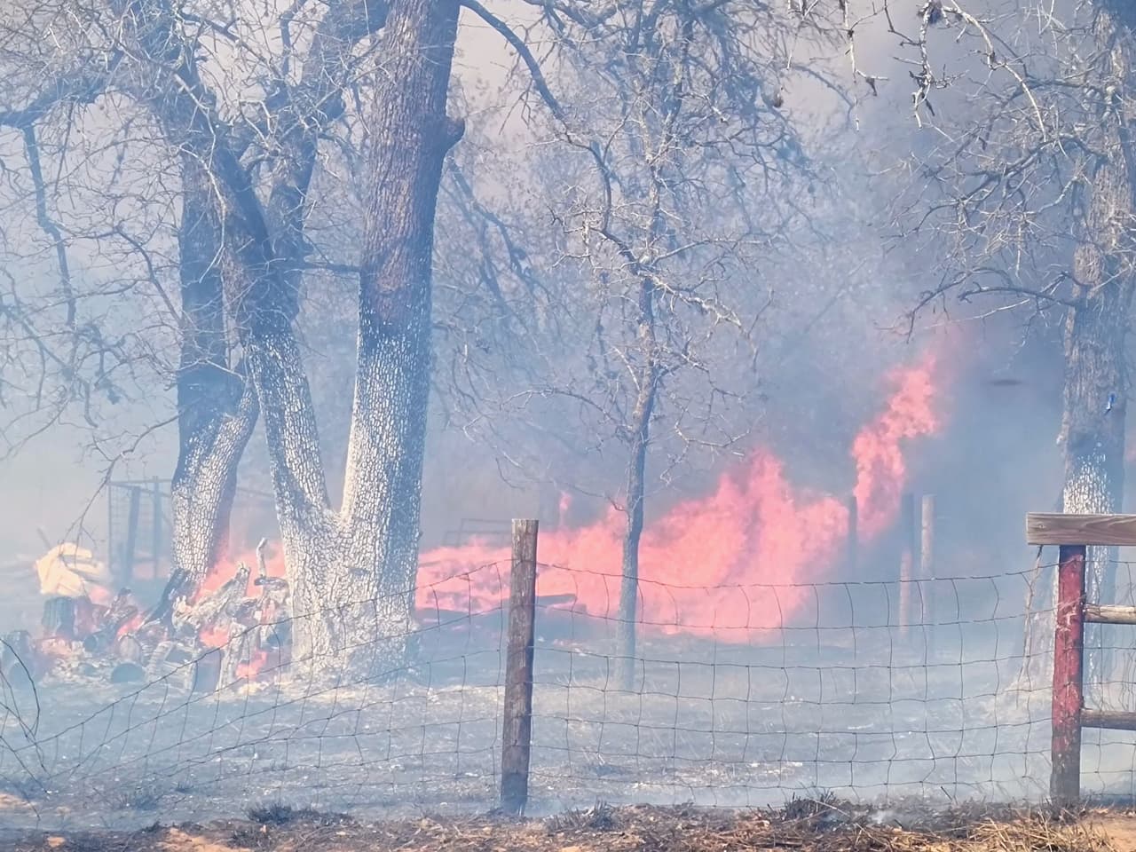 Otro incendio también fue reportado al sureste del Condado Bexar, sobre el camino Southern Road.