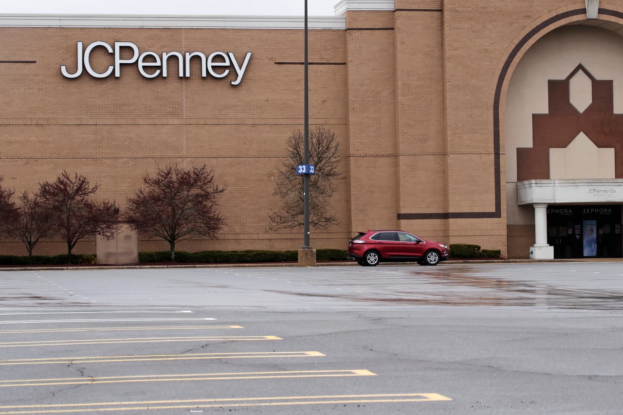 La primera ola de cierres se llevará a cabo en los próximos meses de 2020. Sin embargo, Según un documento presentado ante la Comisión de Bolsa y Valores en mayo, aproximadamente el 29% de las 846 tiendas del minorista, o 242 ubicaciones, cerrarán entre el año fiscal actual y el próximo año fiscal.