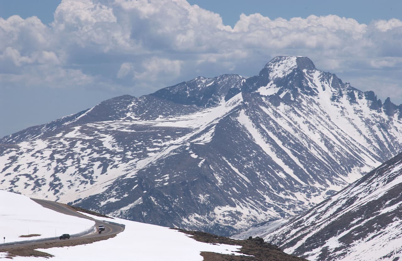 El
<b>Parque Rocky Mountain</b> se encuentra a 7,500 pies (2,286 m) con elevaciones que van desde 8,000 pies (2,438 m) en los valles húmedos y cubiertos de pasto hasta 14,259 pies (4,346 m) en la cima del pico Longs, devastado por el tiempo. Al ascender a una altitud de 12,183 pies sobre el nivel del mar, esta es la carretera es la carretera pavimentada contigua más alta del país.