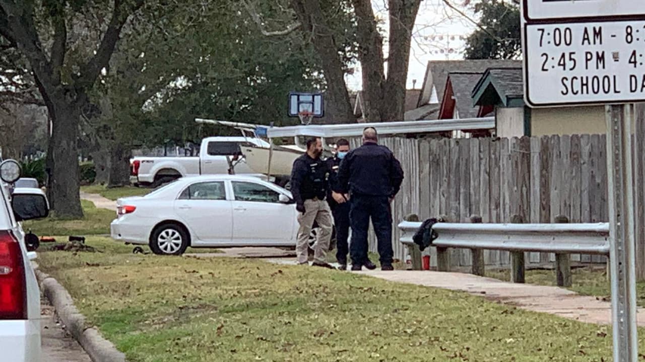 Amenaza con disparar a oficiales para evitar ser desalojado al este del condado Harris