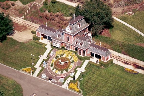 En los últimos seis años Colony ha seguido financiando el terreno baldío que ahora es "Neverland" a un costo de unos 5 millones de dólares.