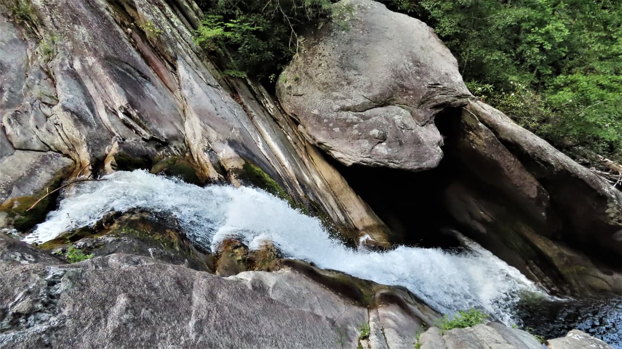 El primer sendero, el Steels Creek Waterfall, es generalmente considerada una ruta moderadamente desafiante y se tarda un promedio de 45 minutos en completarse.