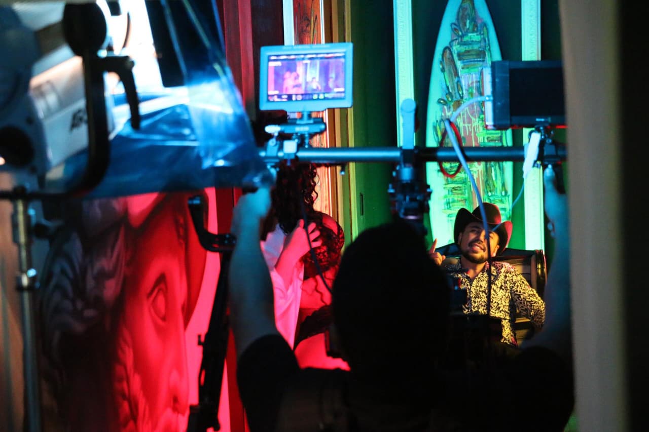 El cantante grabó su nuevo clip en Guadajajara, Jalisco.