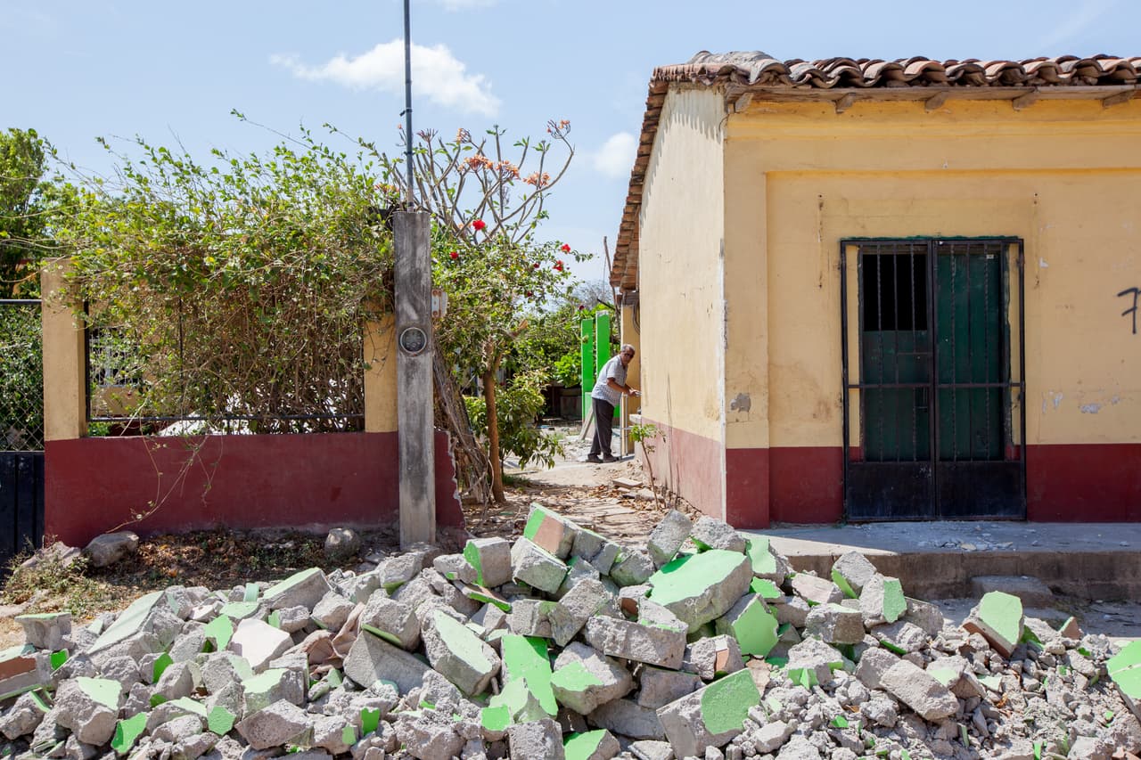 En Unión Hidalgo viven, sobre todo, ancianos y mujeres con hijos. Los hombres nacidos allí suelen trabajar como campesinos temporeros en las zonas agrícolas cercanas.