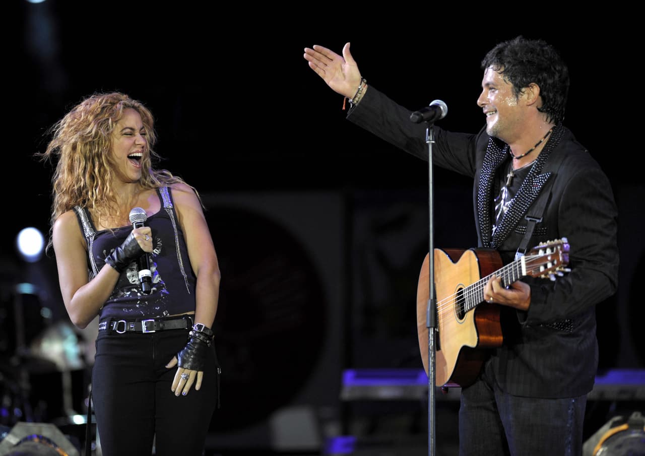 <b>9.- 'Te lo Agradezco Pero No'. </b>Este dueto lo
<b> </b>hizo Shakira junto a Alejandro Sanz y se encuentra en el disco del español, 
<b>'El Tren de los Recuerdos'. </b>