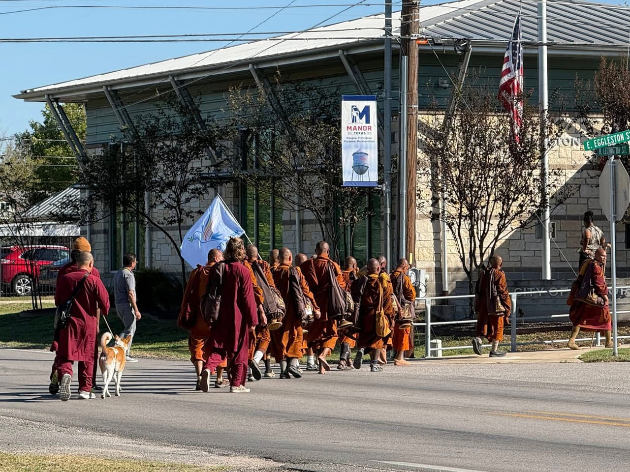 Los monjes caminan durante todo el día haciendo unas pocas paradas para tomar alimentos y para dormir.
<br>
<br>Los acompaña Aloka, un perro fiel que sigue a los monjes a todas partes desde India y que es considerado ya parte del grupo.