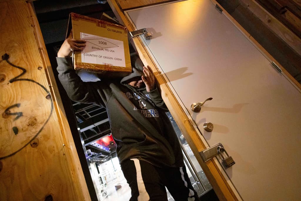 La División Central del Departamento de la Policía de Los Ángeles informó que vándalos rompieron los vidrios de varios negocios alrededor del 
<b>complejo de entretenimiento L.A. Live</b>. Ladrones salieron de algunos, como la tienda Nike, por ejemplo, con tenis y ropa deportiva.