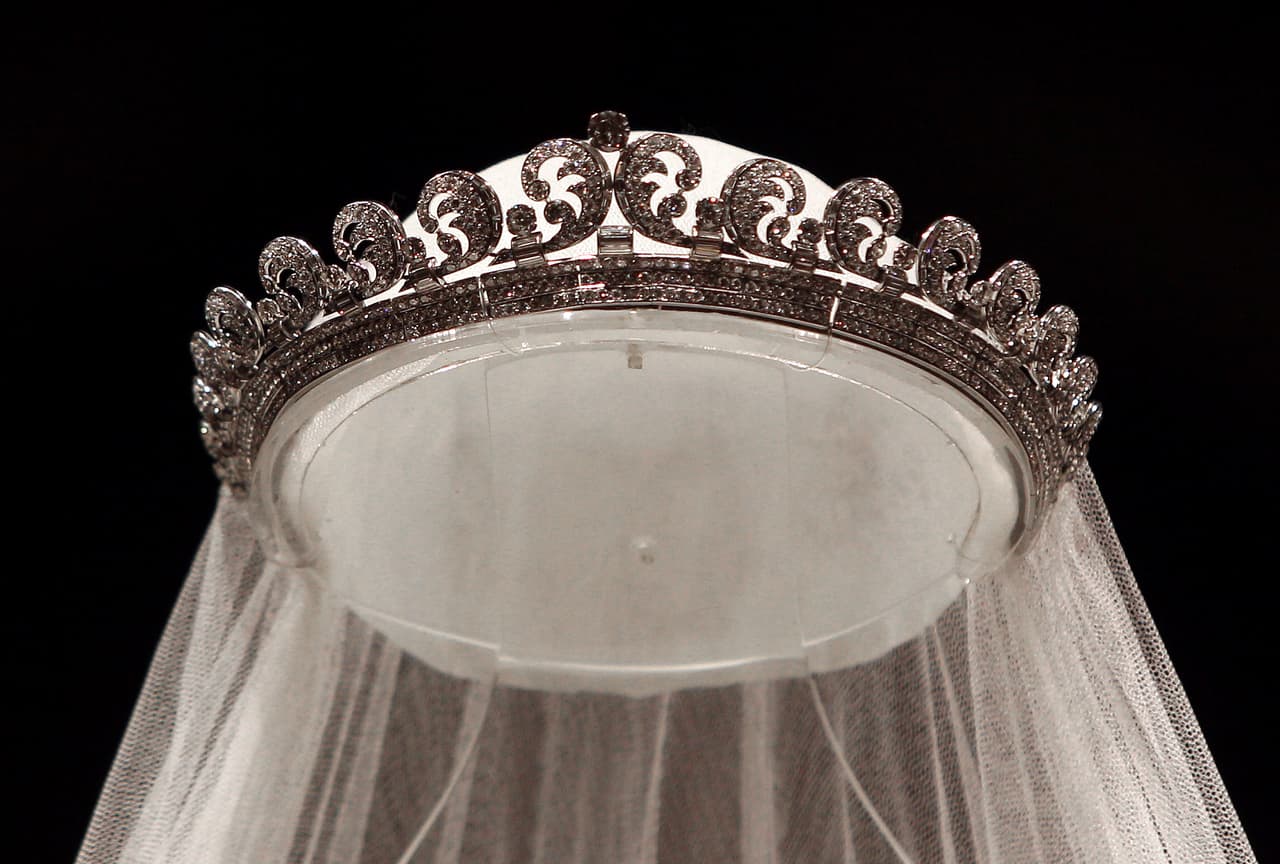 La increíble tiara fue expuesta en el 2011 durante la exhibición del palacio de Buckingham. Usualmente en la boda se usa algo nuevo y algo prestado y la tiara fue lo que usó prestado Kate Middleton durante su boda real con el príncipe William.